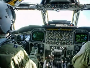 B-52 Stratofortress: Δείτε απογείωση μέσα από το πιλοτήριο